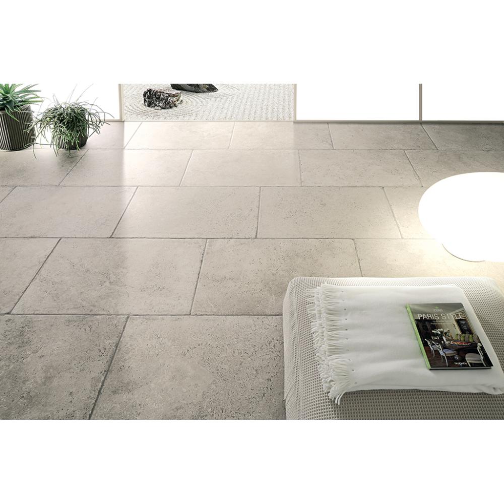 coem aquitaine grigio szurke fagyallo meszko travertin mediterran ko gres padlolap modern minimal nappali konyha design nagymeretu hidegburkolat padlo burkolat.jpg